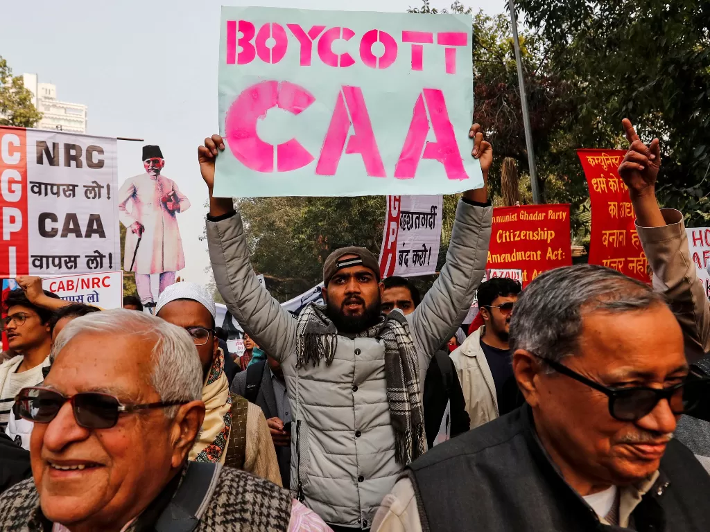 Demonstran memegang plakat selama protes terhadap undang-undang kewarganegaraan baru, di New Delhi, India, 24 Desember 2019. photo/REUTERS/Danish Siddiqui