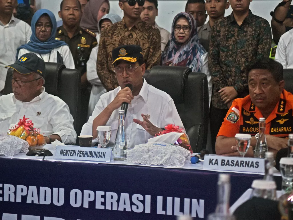 Menteri Perhubungan Budi Karya Sumadi (tengah) saat mengunjungi Pelabuhan Merak, Cilegon, Banten, Selasa (24/12/2019). (ANTARA FOTO/Asep Fathulrahman).