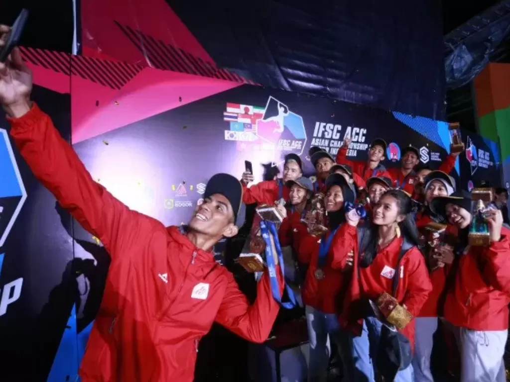  Tim nasional panjat tebing Indonesia berfoto bersama usai upacara penyerahan medali ajang panjat tebing Asian Championships 2019 di Stadion Pakansari, Bogor, Jawa Barat, Minggu (10/11). photo/ANTARA FOTO/Hendra Nurdiyansyah