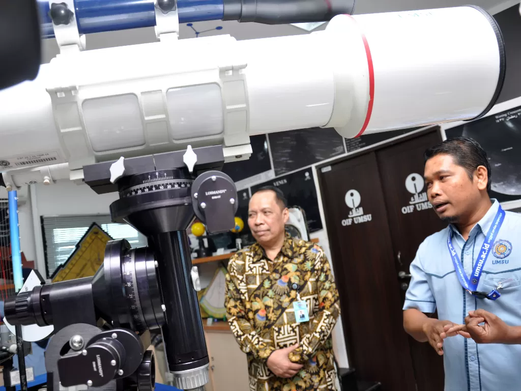 Sejumlah teleskop yang akan digunakan untuk mengamati Gerhana Matahari Cincin (GMC) di Observatorium Ilmu Falak UMSU, Medan, Sumatera Utara, Senin (23/12/2019). (ANTARA FOTO/Septianda Perdana/ama).