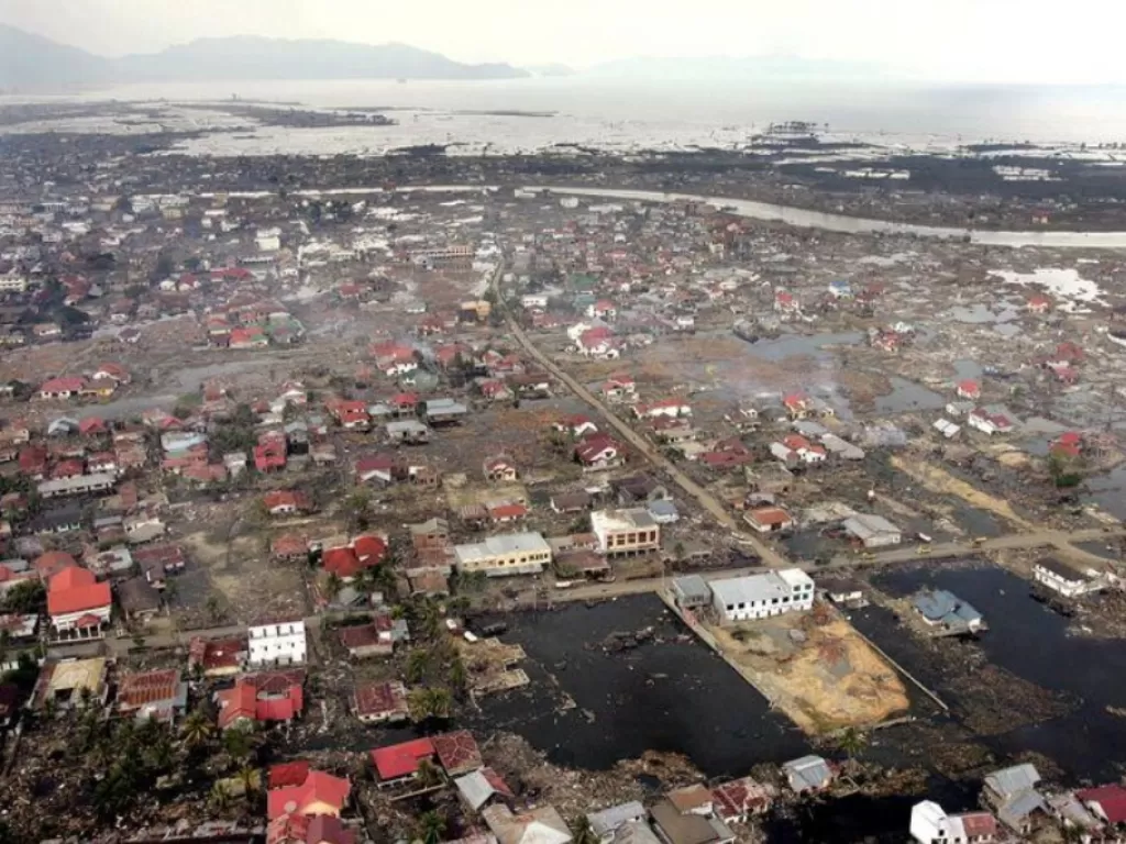 Kondisi Kota Banda Aceh yang hancur akibat tsunami. Foto ini diambi pada 28 Januari 2005. (Reuters/Kimimasa Mayama)