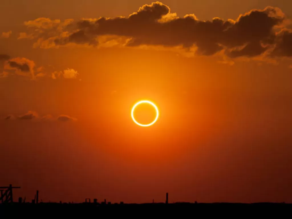 Ilustrasi gerhana matahari cincin. (Universe Today).