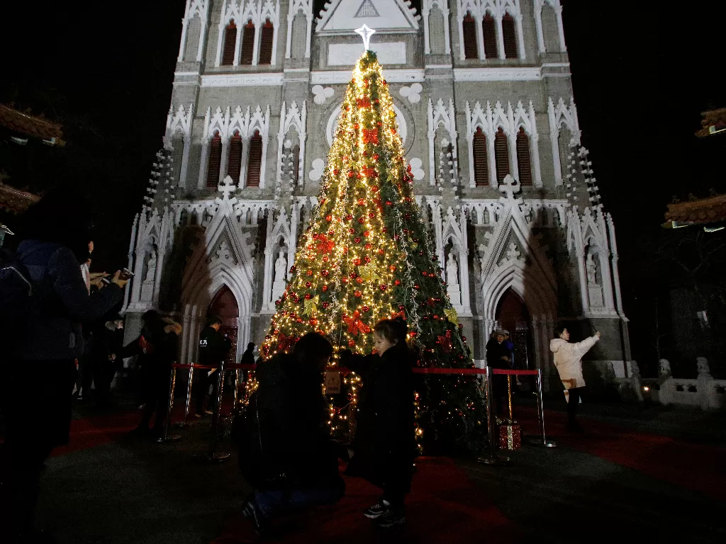 Perayaan Natal di Gereja Katedral Xishiku, Beijing (Reuters/Florence Lo)
