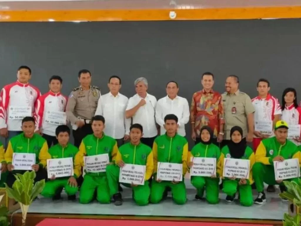 Atlet berprestasi Sumatera Utara mendapat tali asih dari Gubernur Sumatera Utara (photo/ANTARA/Juraidi)