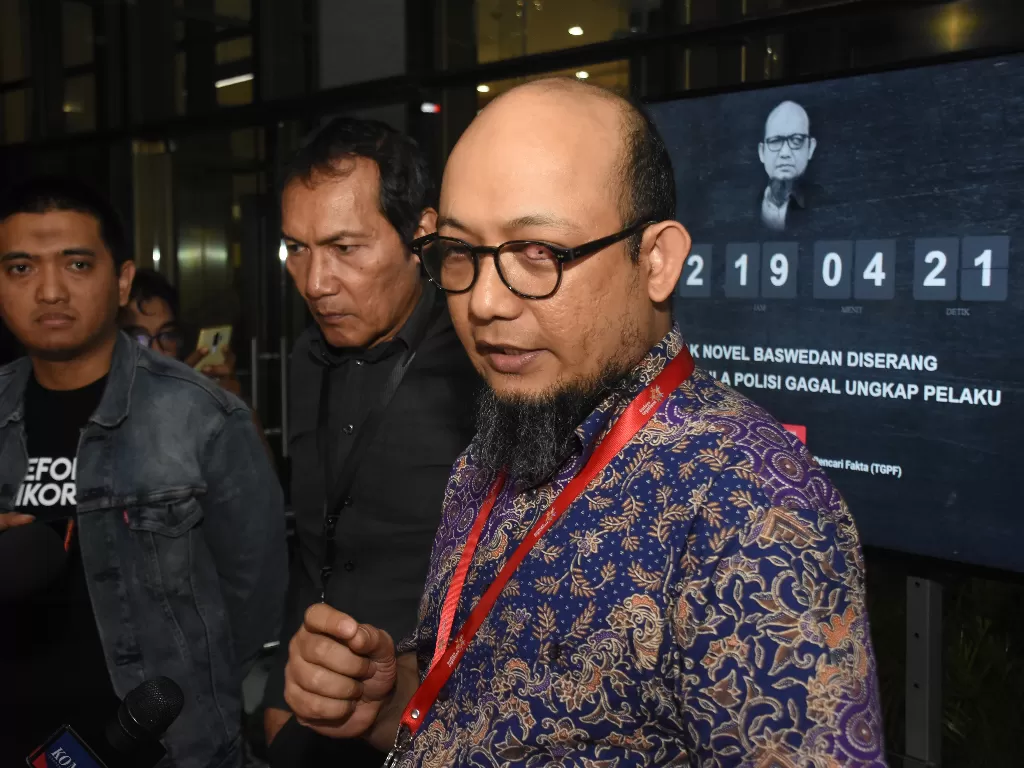 Penyidik Senior Novel Baswedan (kanan), di lobi Gedung KPK, Jakarta, Kamis (19/12/2019). (ANTARA FOTO/Indrianto Eko Suwarso/aww).