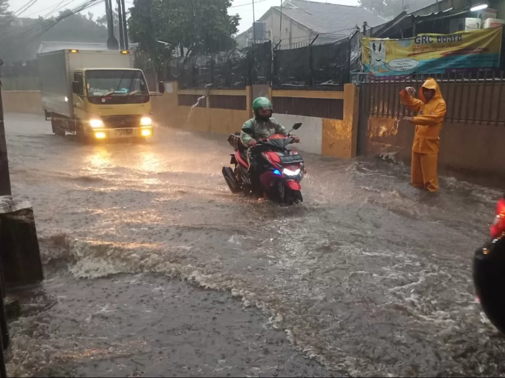 Banjir terjadi di salah satu ruas jalan di daerah Cilandak, Jakarta Selatan, Jumat (27/12). (Twitter/@BinaMargaDKI)