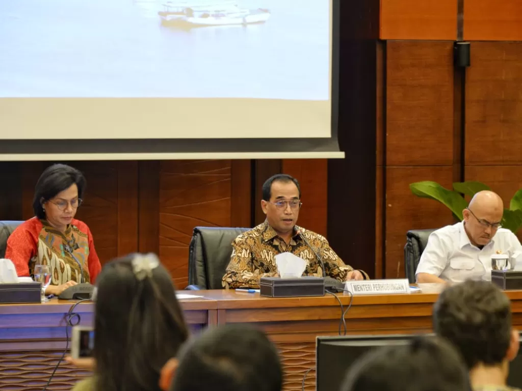Menteri Perhubungan Budi Karya Sumadi (tengah) dalam Konferensi Pers di kantor Kemenkeu, Jakarta, Kamis (26/12). (BKIP Kemenhub)