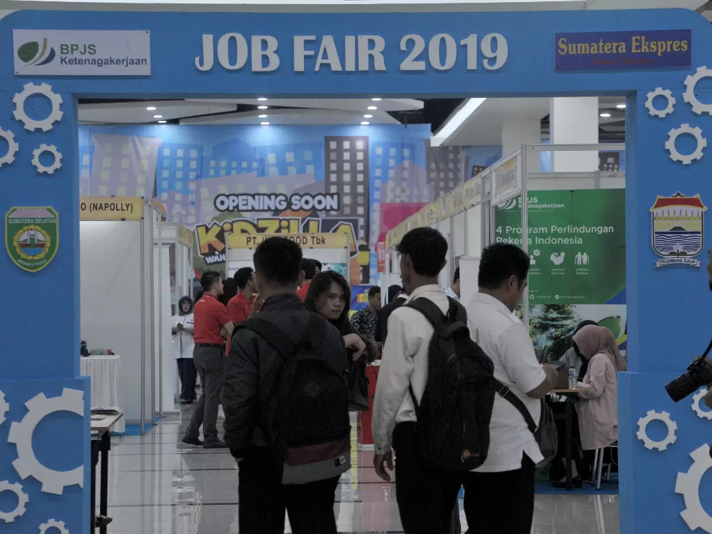 Pencari kerja mendatangi job fair yang diselenggarakan di Palembang Trade Center Palembang,Sumsel, Rabu (18/12/2019). (ANTARA FOTO/Feny Selly/pd).