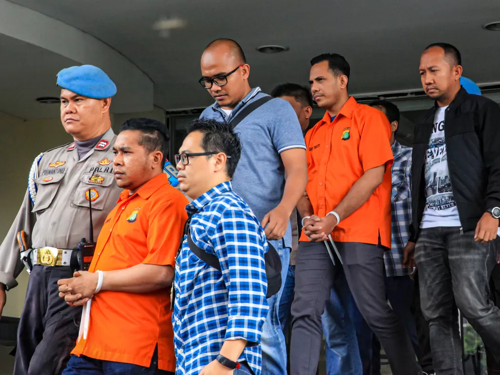 Pelaku penyiraman air keras Penyidik KPK Novel Baswedan dibawa petugas untuk dipindahkan ke Bareskrim Mabes Polri di Polda Metro Jaya, Jakarta, Sabtu (28/12/2019). (ANTARA FOTO/Abdul Wahab/foc).
