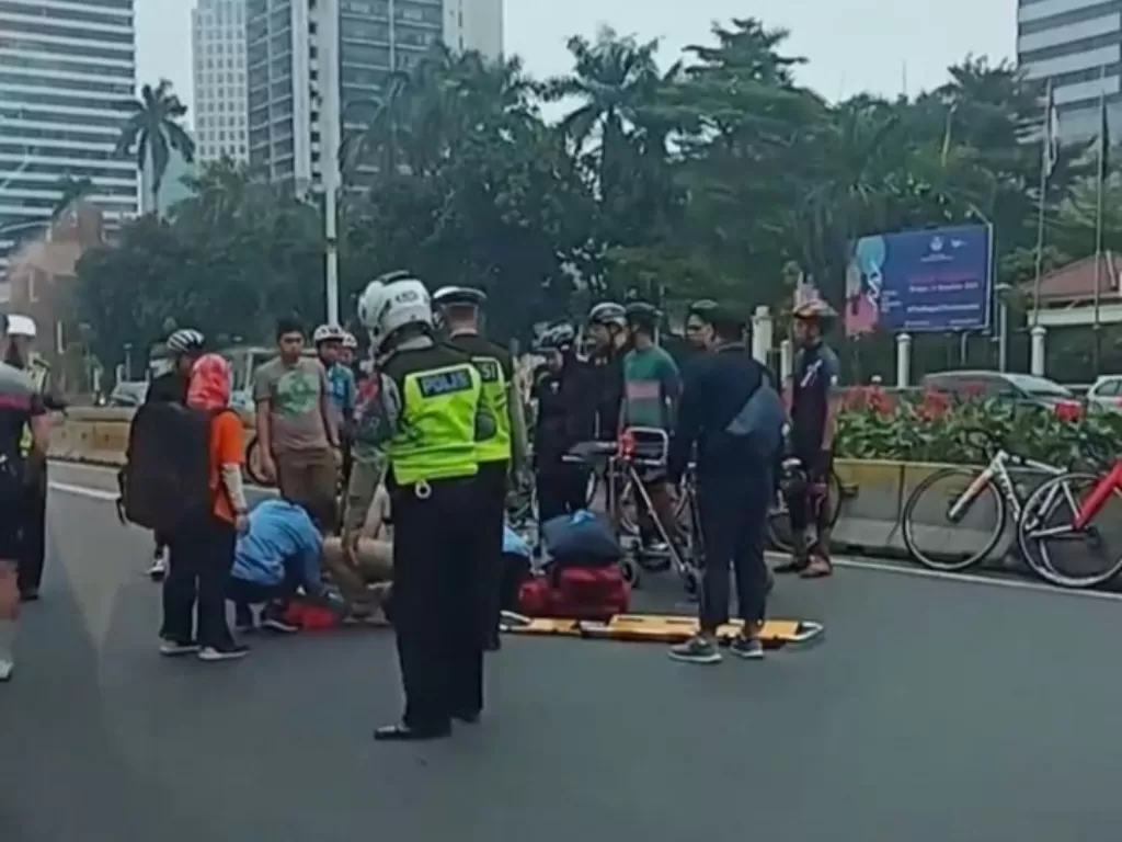 Kecelakaan pesepedah di Jalan Sudirman, Jakarta, Sabtu (28/12/2019).(www.instagram.com/jktinfo).