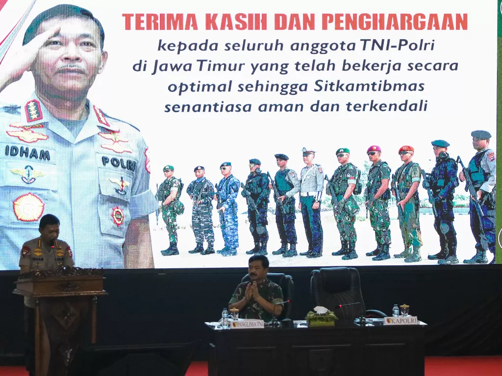 Kapolri Jenderal Pol Idham Azis (kiri) didampingi Panglima TNI Marsekal TNI Hadi Tjahjanto (kanan) memberikan pemaparan kepada anggota TNI dan Polri di GOR Hayam Wuruk, Kodam V Brawijaya, Surabaya, Jawa Timur, Rabu (18/12/2019).(ANTARA FOTO/Didik Suharton