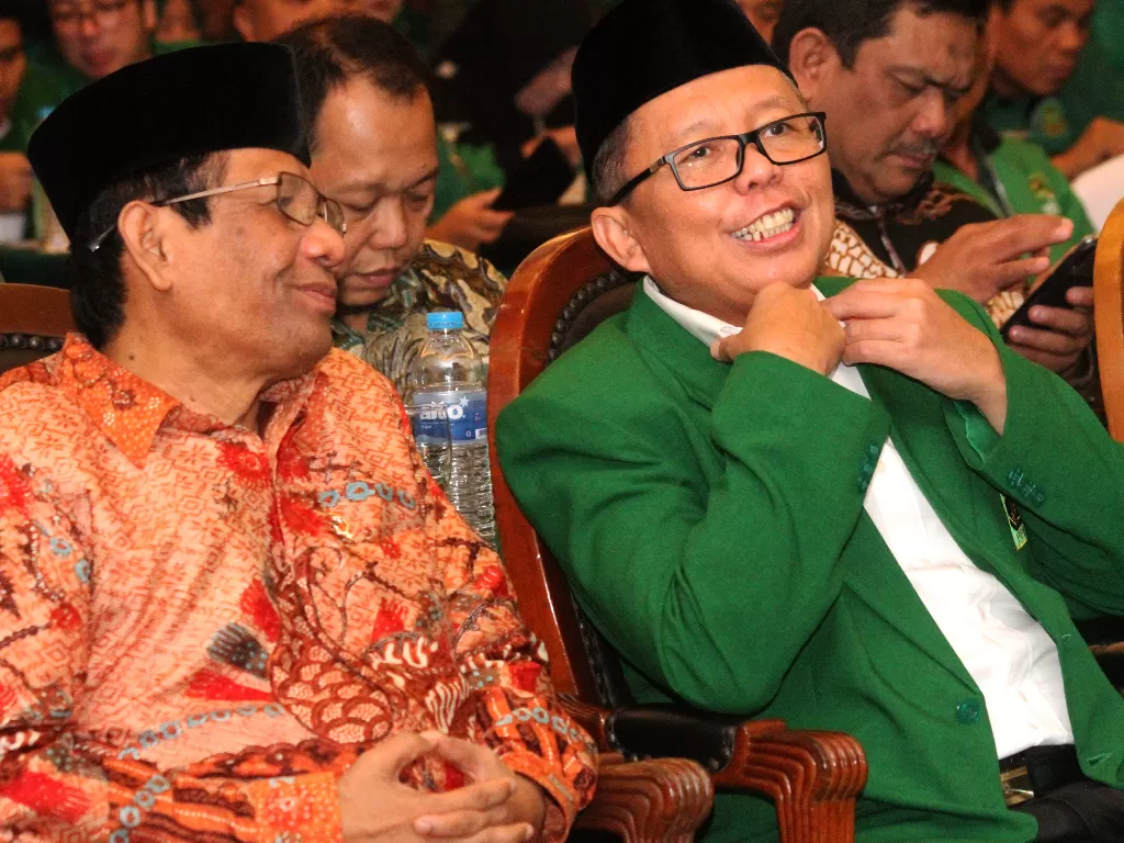 Politisi PPP Arsul Sani (kanan) berbincang dengan Menko Polhukam Mahfud MD (kiri), di Jakarta, Sabtu (14/12/2019). (ANTARA FOTO/Risky Andrianto/hp).
