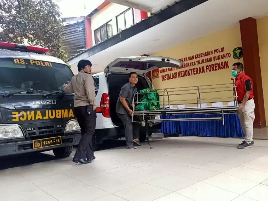 Petugas Rumah Sakit Polri Kramat Jati mempersiapkan keranda untuk mengangkut jenazah bandar narkoba yang ditembak mati polisi di Jakarta, Rabu (ANTARA/Andi Firdaus)
