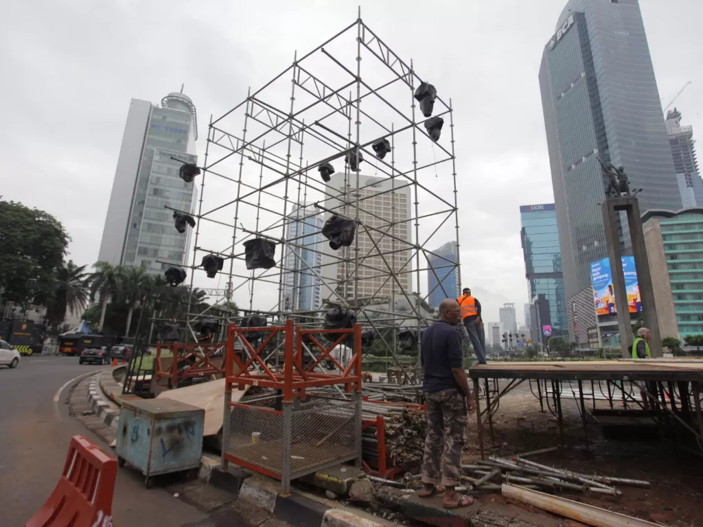 Pembangunan panggung untuk acara malam Tahun Baru di kawasan Bundaran HI, Jakarta. (Antara/Reno Esnir)
