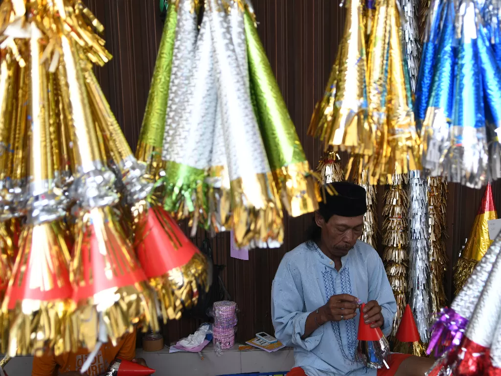 Pedagang menyelesaikan pembuatan terompet untuk tahun baru di kawasan Glodok, Jakarta, Senin (30/12/2019).  ANTARA FOTO/M Risyal Hidayat/