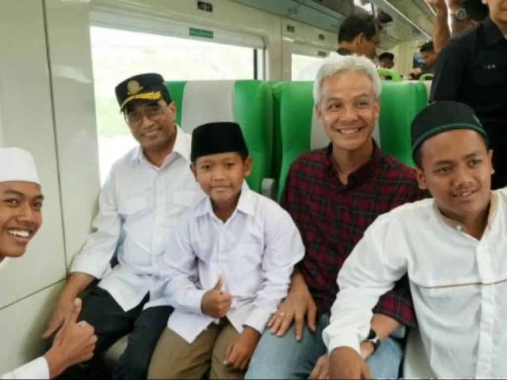 Menteri Perhubungan Budi Karya Sumadi bersama Gubernur Jawa Tengah Ganjar Pranowo saat soft launching KA BIAS. (Humas Kemenhub)