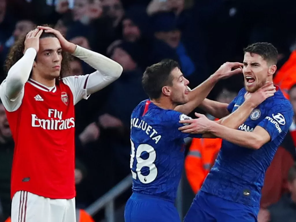 Gelandang Chelsea Jorginho merayakan gol yang dicetaknya ke gawang Arsenal pada laga Premier League di Stadion Emirates, London, Minggu (29/12). REUTERS/Eddie Keogh