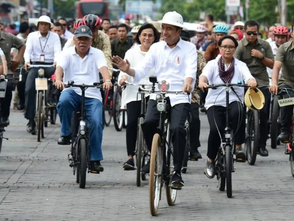 Presiden Joko Widodo mengendarai sepeda ontel di kawasan Kota Lama Semarang, Jawa Tengah, Senin (30/12). BPMI Setpres/Muchlis Jr