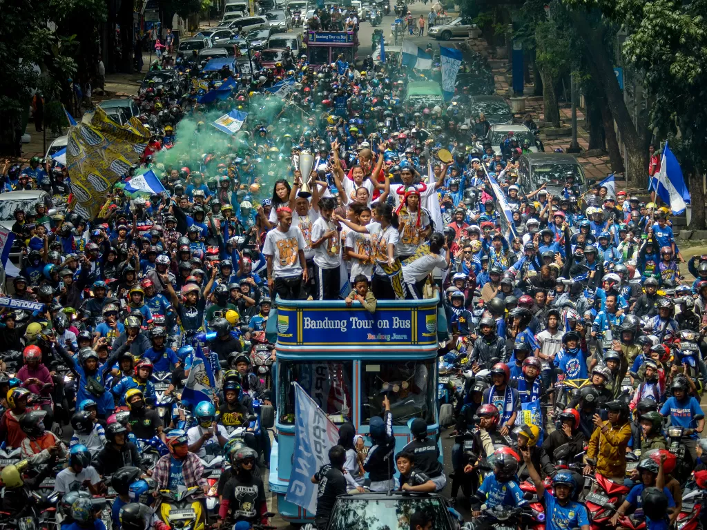 Ribuan bobotoh mengawal arak-arakan Tim Persib Putri keliling Kota Bandung, Jawa Barat, Minggu (29/12/2019). ANTARA FOTO/Raisan Al Farisi