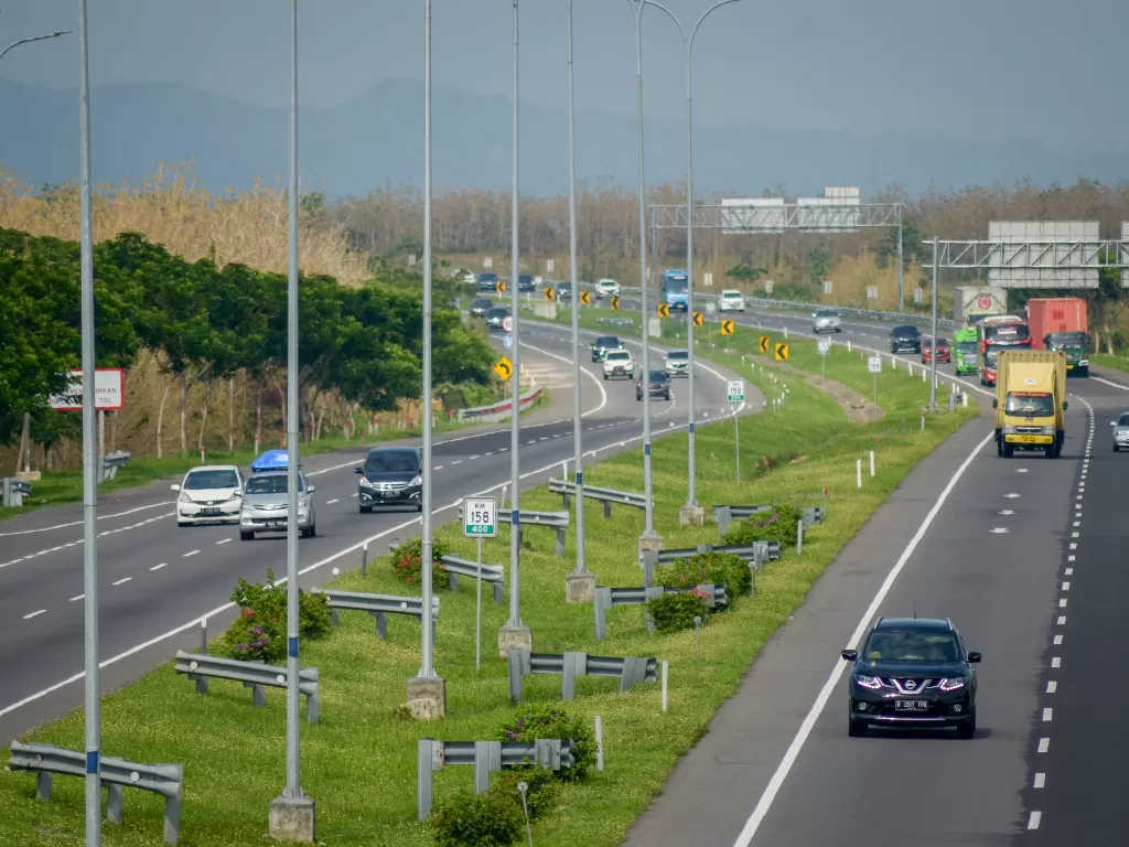 Sejumlah kendaraan melintasi Jalan Tol Cipali di kilometer 158. Tarif Tol Cipali bakali mengalami kenaikan mulai 3 Januari 2020 (Antara/Raisan Al Farisi).