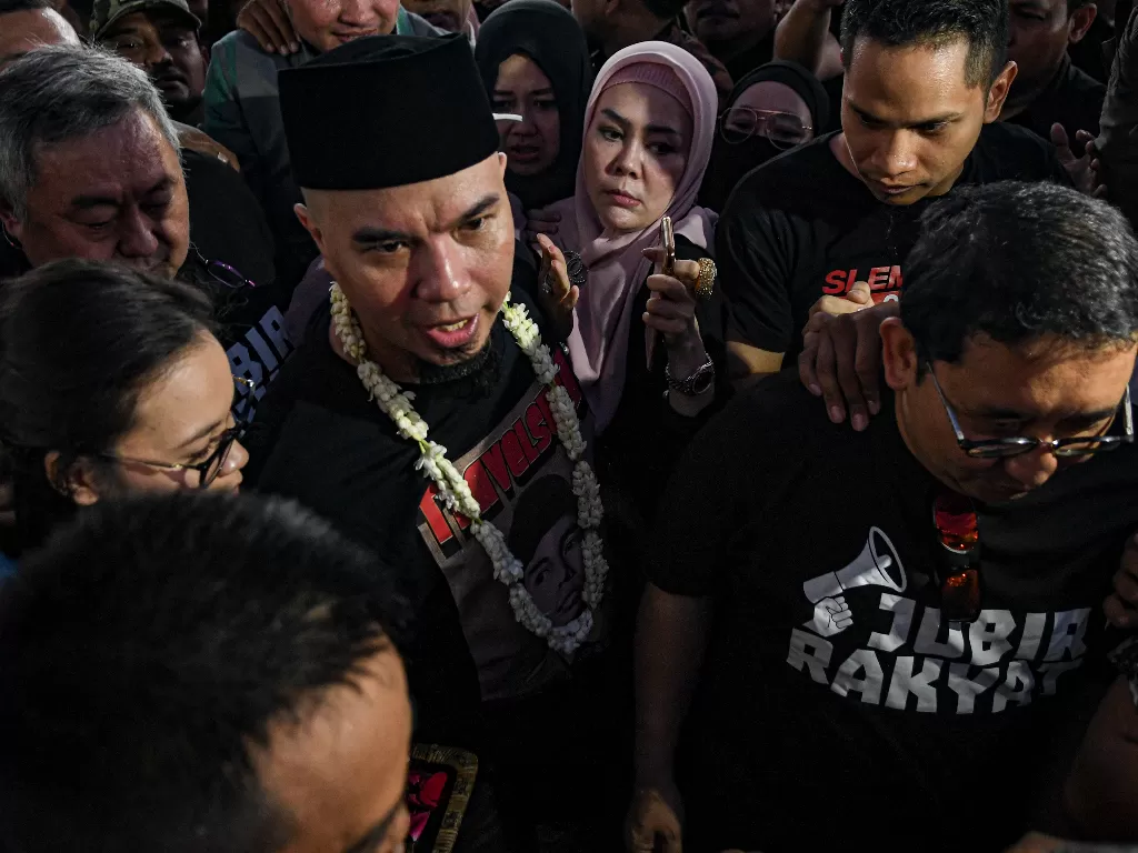 Musisi Ahmad Dhani bebas dari Lembaga Permasyarakatan kelas I Cipinang, Jakarta, Senin (30/12). (Antara/Muhammad Adimaja)