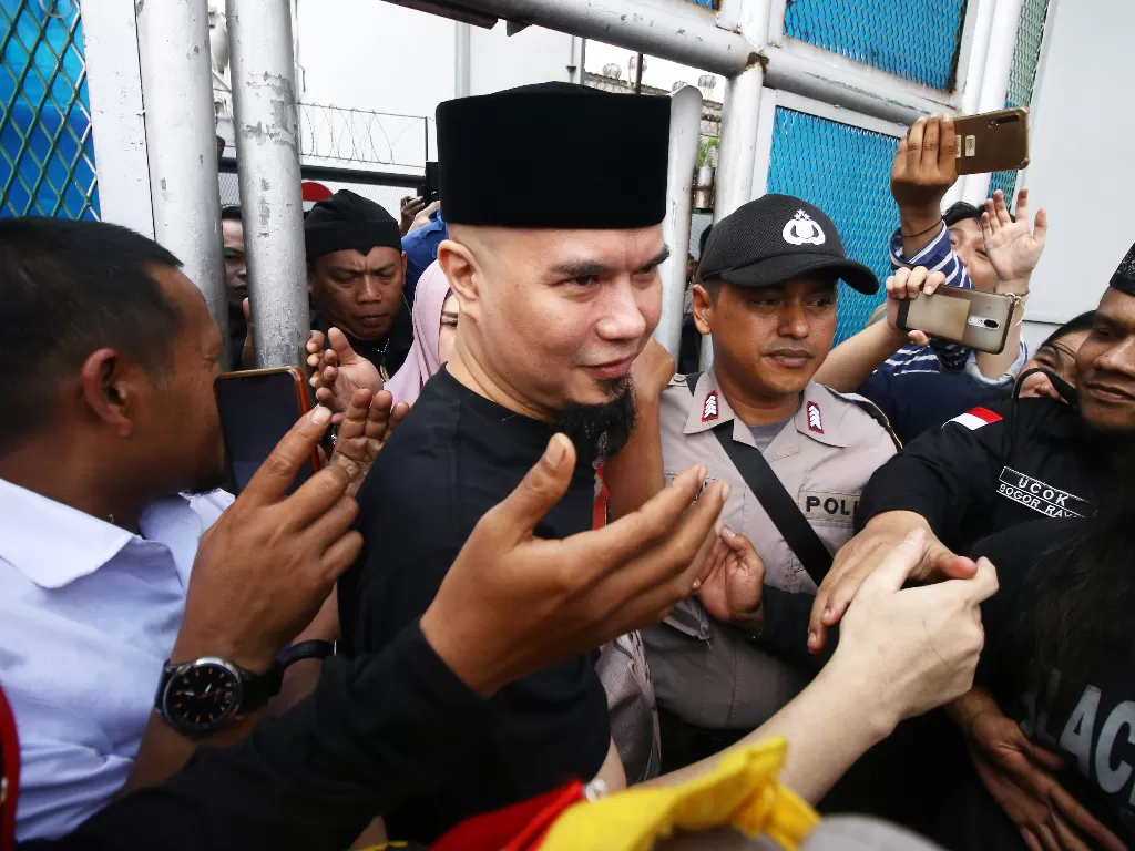  Musisi Ahmad Dhani meninggalkan Lembaga Permasyarakatan kelas I Cipinang di Jakarta, Senin (30/12/2019). ANTARA FOTO/Rivan Awal Lingga