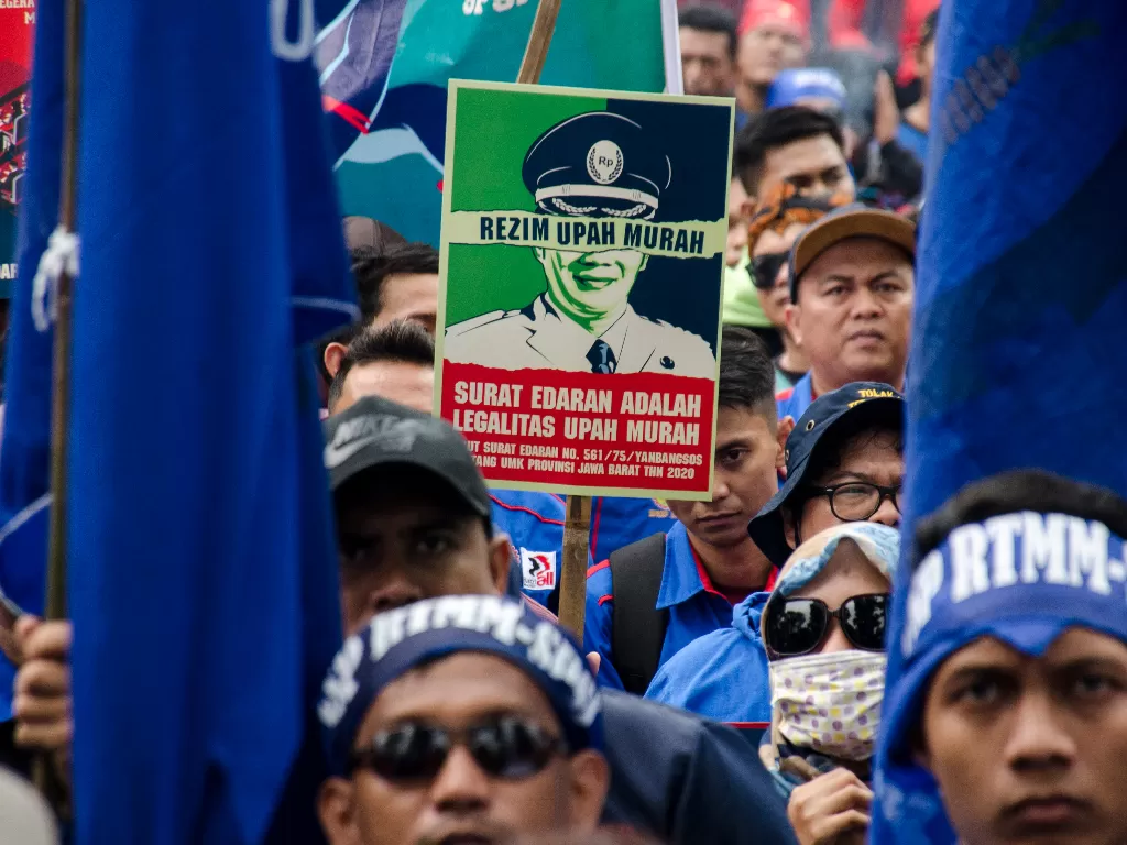 Massa yang tergabung dalam Aliansi Sarikat Pekerja Buruh Jawa Barat melakukan aksi unjuk rasa di depan Gedung Sate, Bandung, Jawa Barat, Senin (2/11). (Antara/Novrian Arbi)