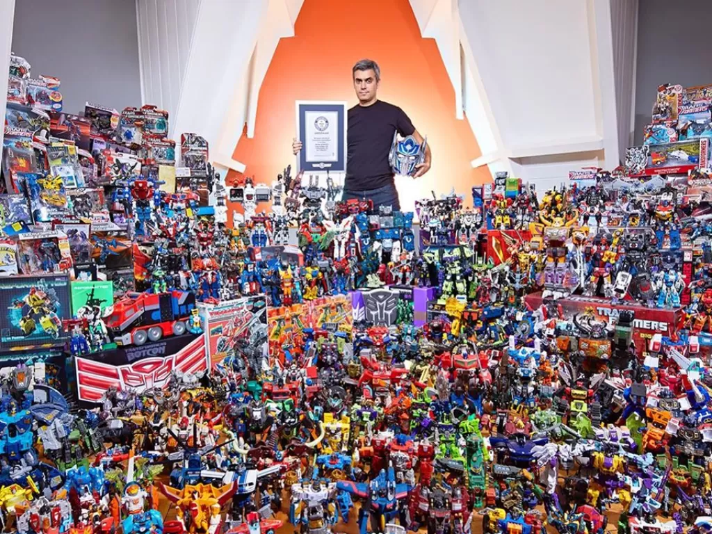Louis Georgiou peraih Guinness World Records sebagai kolektor mainan Transformers terbanyak (Facebook/Guinness World Records)