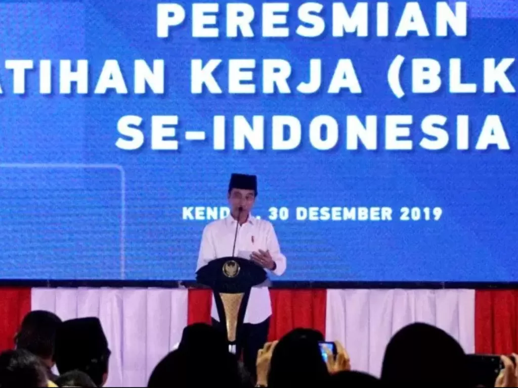Presiden Jokowi saat memberi sambutan peresmian Balai Latihan Kerja Komunitas, di Pesantren Al Fadllu Kendal, Jawa Tengah, Senin (30/12/2019). (Photo/ANTARA/Bayu Prasetyo)