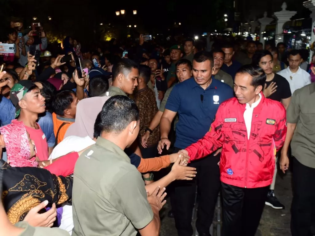  Presiden Joko Widodo menyapa masyarakat saat berkunjung ke Malioboro, Yogyakarta, Senin (30/12) malam. BPMI Setpres/Muchlis Jr