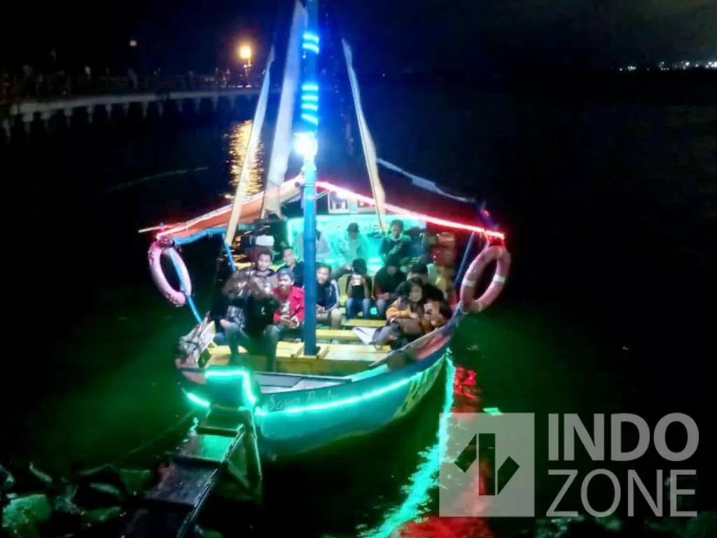 Perahu lampu di Ancol siap ke Pulau Pasir Putih. (Indozone/Wilfridus Kolo)
