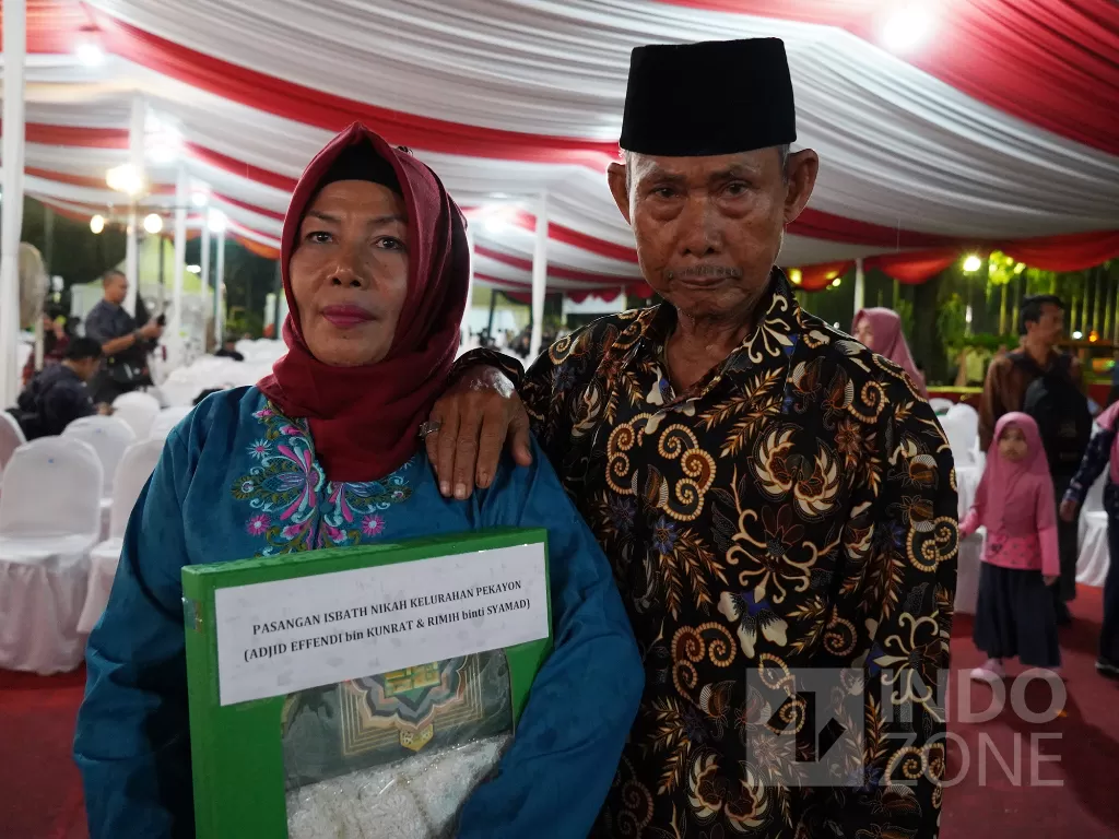 Adjid Effendi (77 thn) dan Rimih (55 thn) menjadi pasangan tertua di nikah massal yang digelar Pemprov DKI Jakarta, Selasa (31/12). INDOZONE/Arya Manggala