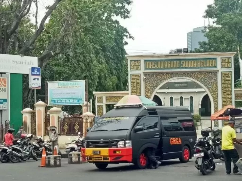 Pihak kepolisian mengamankan area Masjid Sunda Kelapa. (Antara/Livia Kristianti)