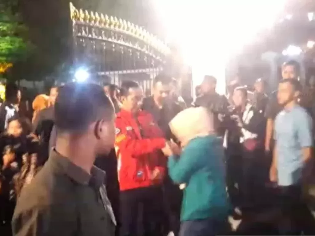   Presiden Joko Widodo bersalaman dengan warga di depan gerbang Gedung Agung, Kota Yogyakarta, Selasa malam, menjelang pergantian Tahun Baru 2020. (photo/ANTARA/Luqman Hakim)