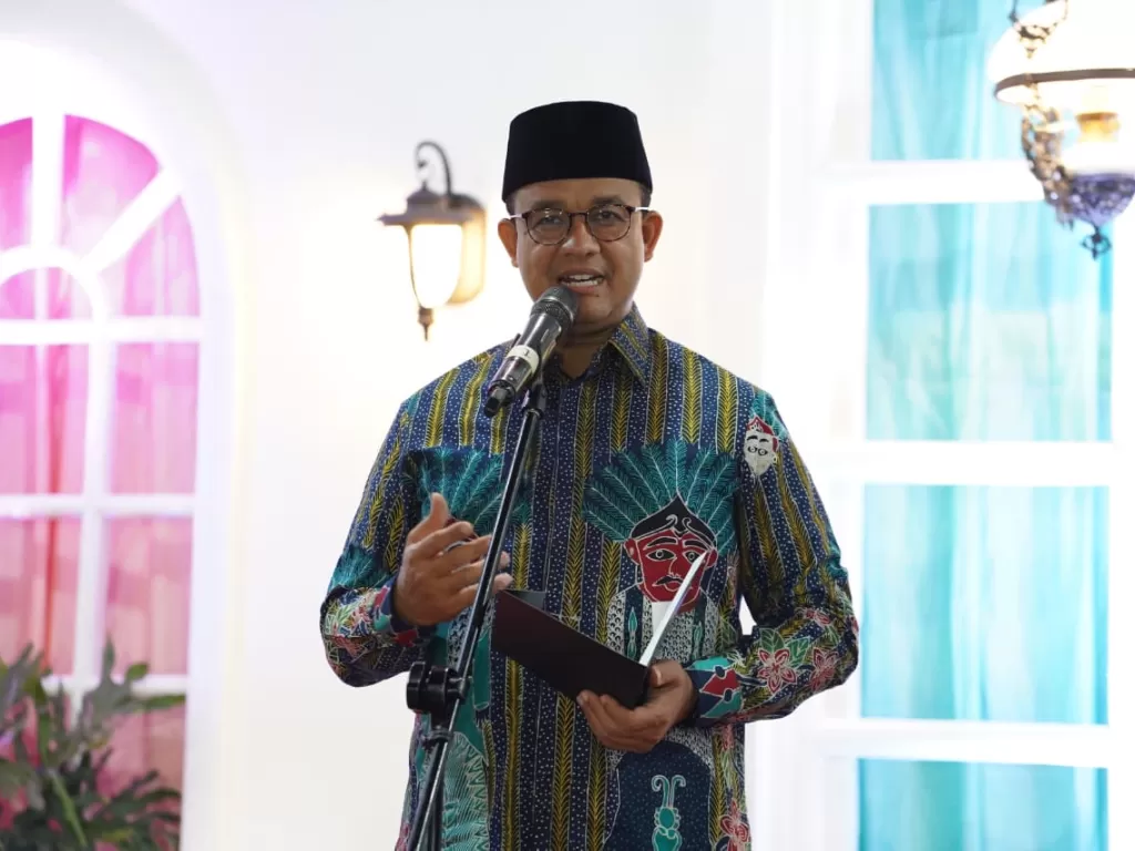 Gubernur DKI Jakarta Anies Baswedan menyampaikan sambutan dalam acara Nikah Massal di halaman Balai Kota DKI Jakarta, Selasa (31/12). (Indozone/Arya Manggala)