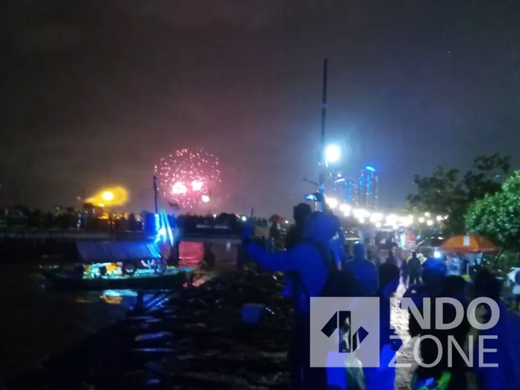 Suasana pesta kembang api di Pantai Indah Ancol sambut tahun baru 2020. (Indozone/Wilfridus Kolo)