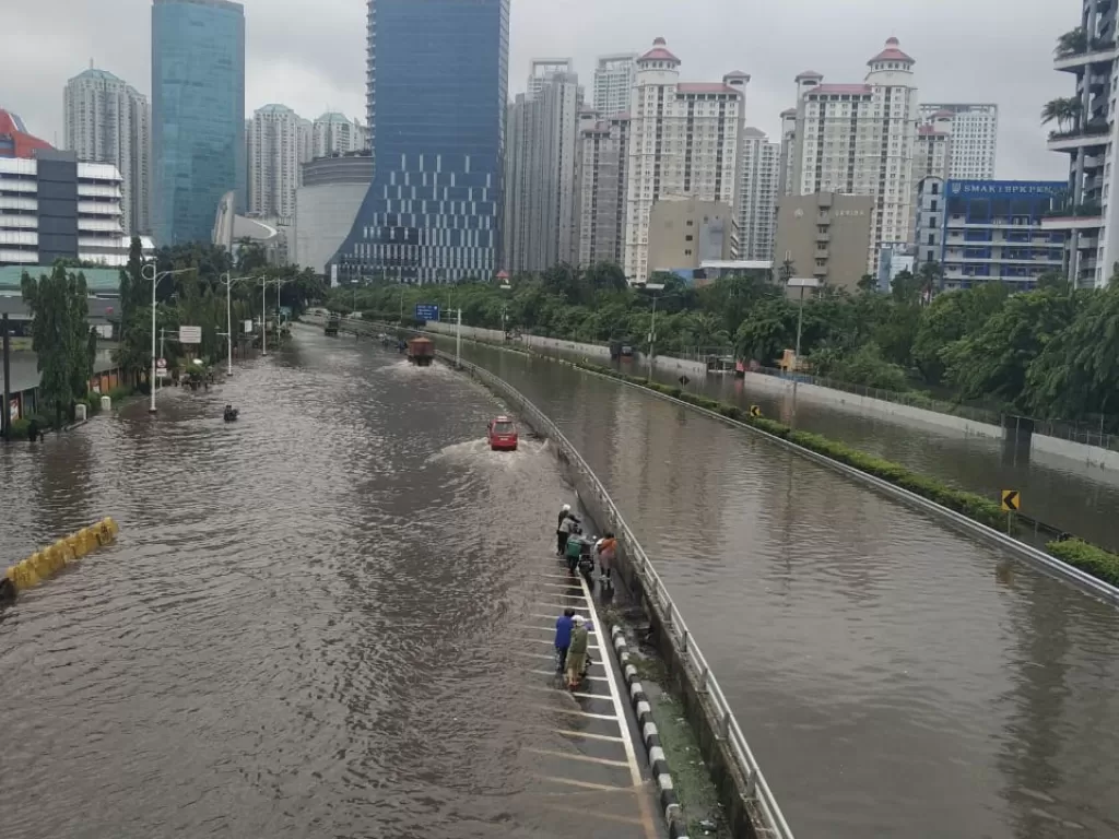 Banjir di Kawasan Grogol, Jakarta Barat. (Indozone/ Arya Manggala).