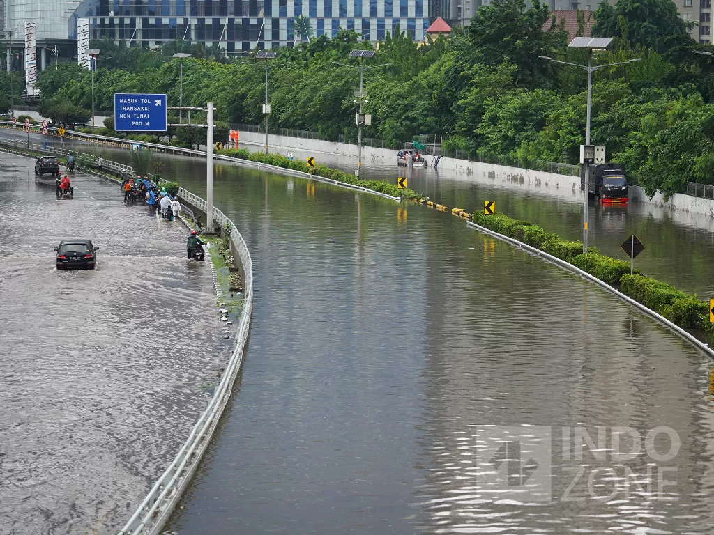  Suasana banjir yang menggenangi Tol Dalam Kota di kawasan Grogol, Jakarta, Rabu (1/1). INDOZONE/Arya Manggala