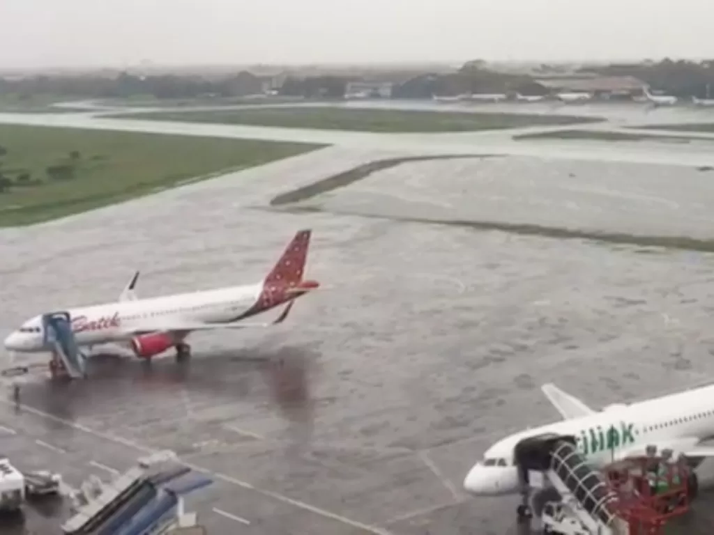 Landasan Bandara Halim Perdanakusuma tergenang air akibat hujan yang terjadi hingga Rabu pagi (1/1). (Dok Humas Ditjen Perhubungan Udara)