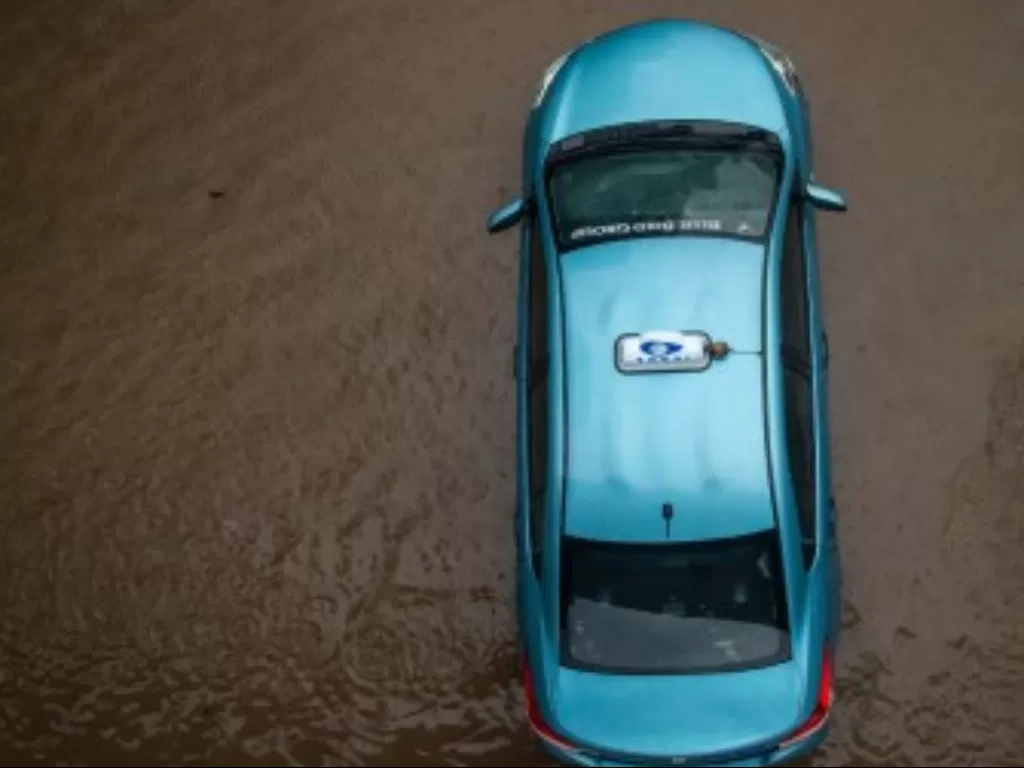 Pool Blue Bird kebanjiran, beberapa taksi terendam air. (ANTARA FOTO/Aprillio Akbar)