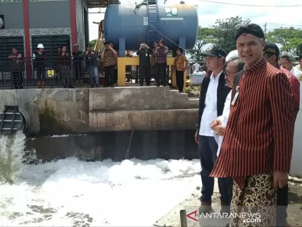 Gubernur Jawa Tengah Ganjar Pranowo melihat dugaan pencemaran sungai saat mengecek pompa penyedot air di Rumah Pompa Sungai Tenggang, Kamis (2/1/2020). (photo/ANTARA/Wisnu Adhi)