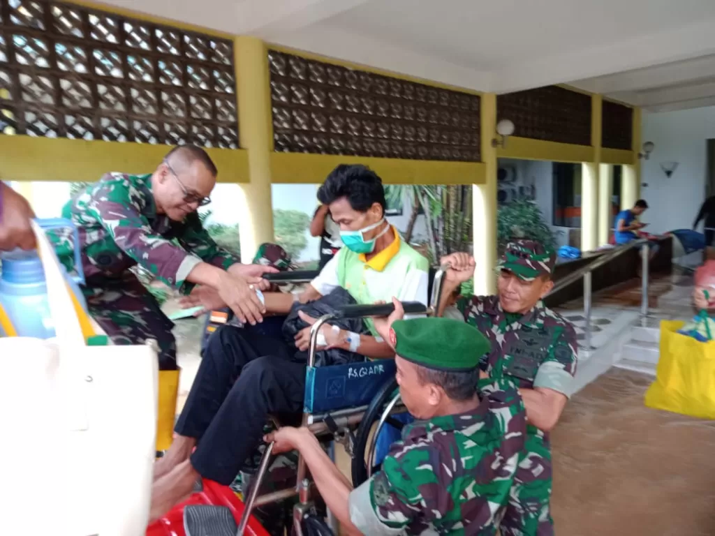 Proses evakuasi pasien rumah sakit oleh prajurit Korem 052/Wijayakrama. (Kodam Jaya)