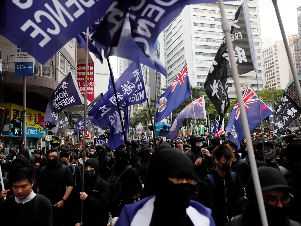 Pengunjuk rasa pro-kemerdekaan berbaris selama demonstrasi anti-pemerintah pada Hari Tahun Baru, untuk menyerukan pemerintahan yang lebih baik dan reformasi demokrasi di Hong Kong, Cina, 1 Januari 2020. photo/REUTERS/Tyrone Siu