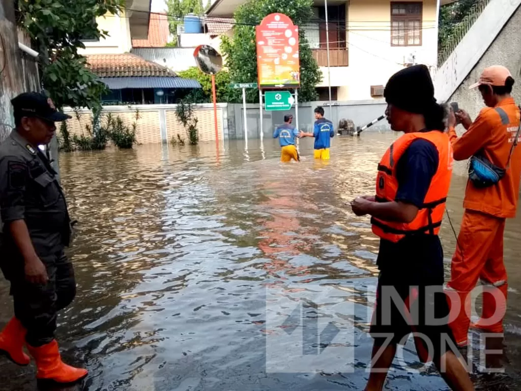 Banjir setinggi 40-50 cm yang menggenangi Jalan Bank V sekitar Puskesmas Mampang Selatan. (INDOZONE/Ahmad Fauzi Iyabu)