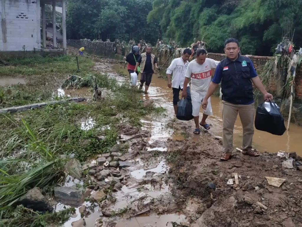 LPBI NU Kota Depok memberikan bantuan ke warga yang terkena dampak banjir. (Twitter/@@PPLPBINU)
