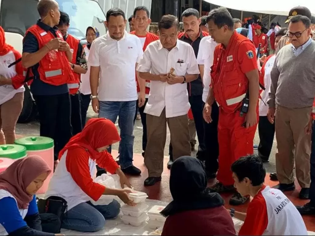 Ketua umum Palang Merah Indonesia (PMI) Pusat Jusuf Kalla mengunjungi dapur umum PMI Jakarta Timur di kantor mereka, Duren Sawit, Jakarta, Kamis (2/1/2020). (Photo/ANTARA/HO-Tim Media JK)