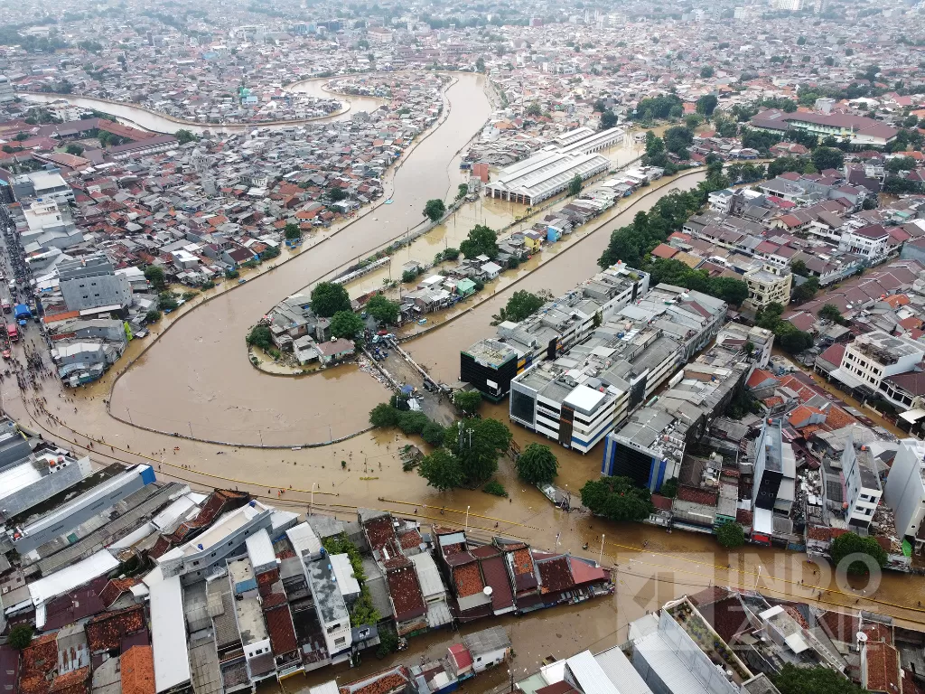 Foto udara banjir yang menggenangi Jalan Jatinegara Barat, Kampung Pulo, Jakarta, Kamis (2/1). INDOZONE/Arya Manggala