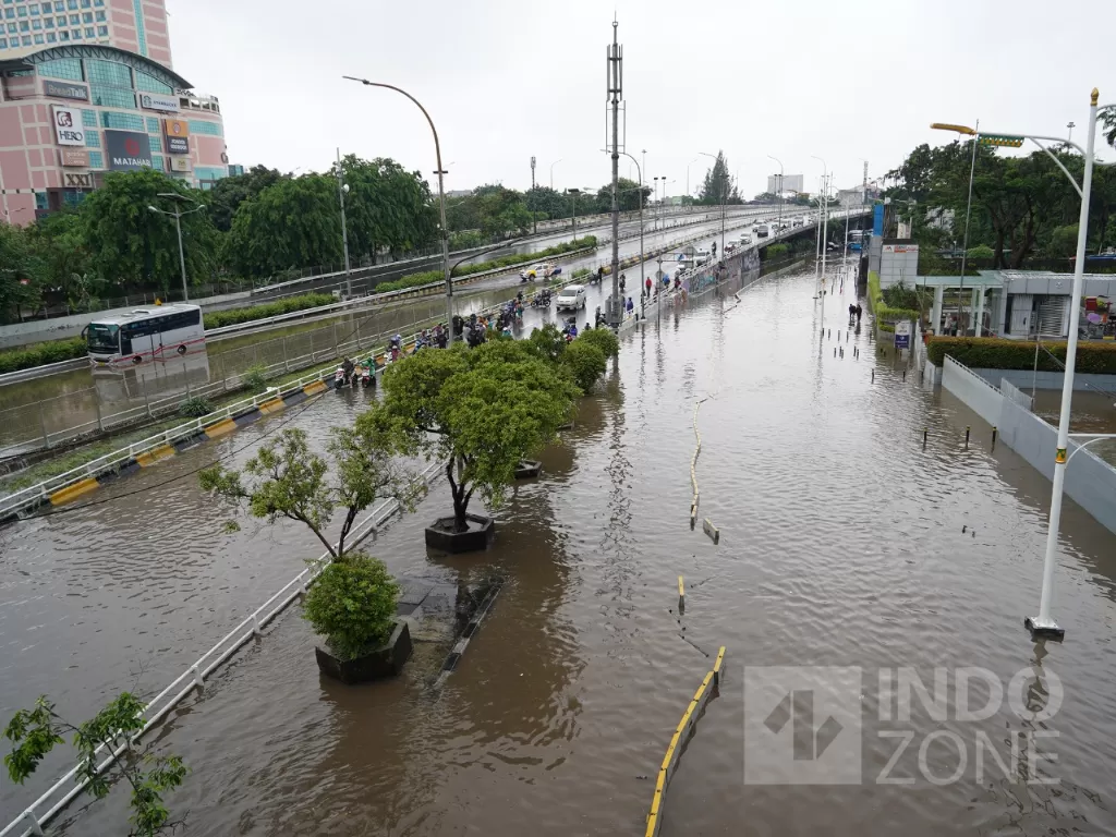 Banjir di Tol Dalam Kota di kawasan Grogol, Jakarta, Rabu (1/1). (Indozone/Arya Manggala)