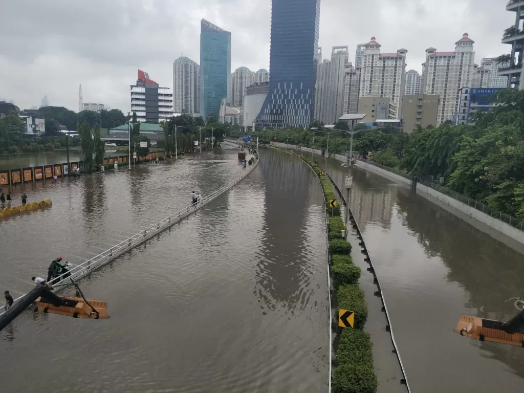 Banjir yang menggenangi Tol Dalam Kota Jakarta, Rabu (1/1). (Indozone/Arya Menggala)