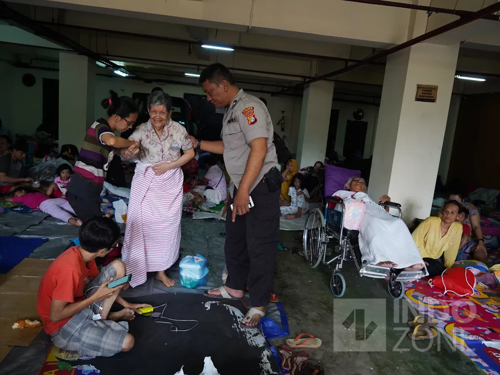 Sejumlah warga korban banjir Kampung Pulo mengungsi di Posko Kesehatan Puskesmas Kecamatan Jatinegara, Jakarta, Kamis (2/1/2020). INDOZONE/Arya Manggala